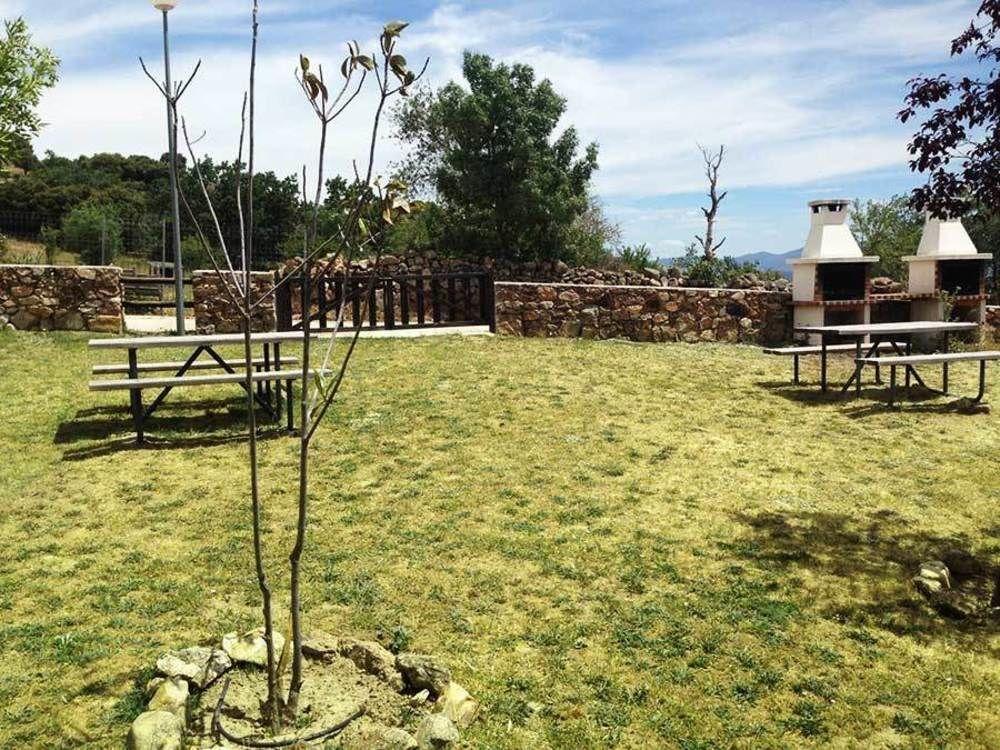 Гостевой дом Las Casitas De La Poza Гаргантилья-дель-Лосоя Экстерьер фото